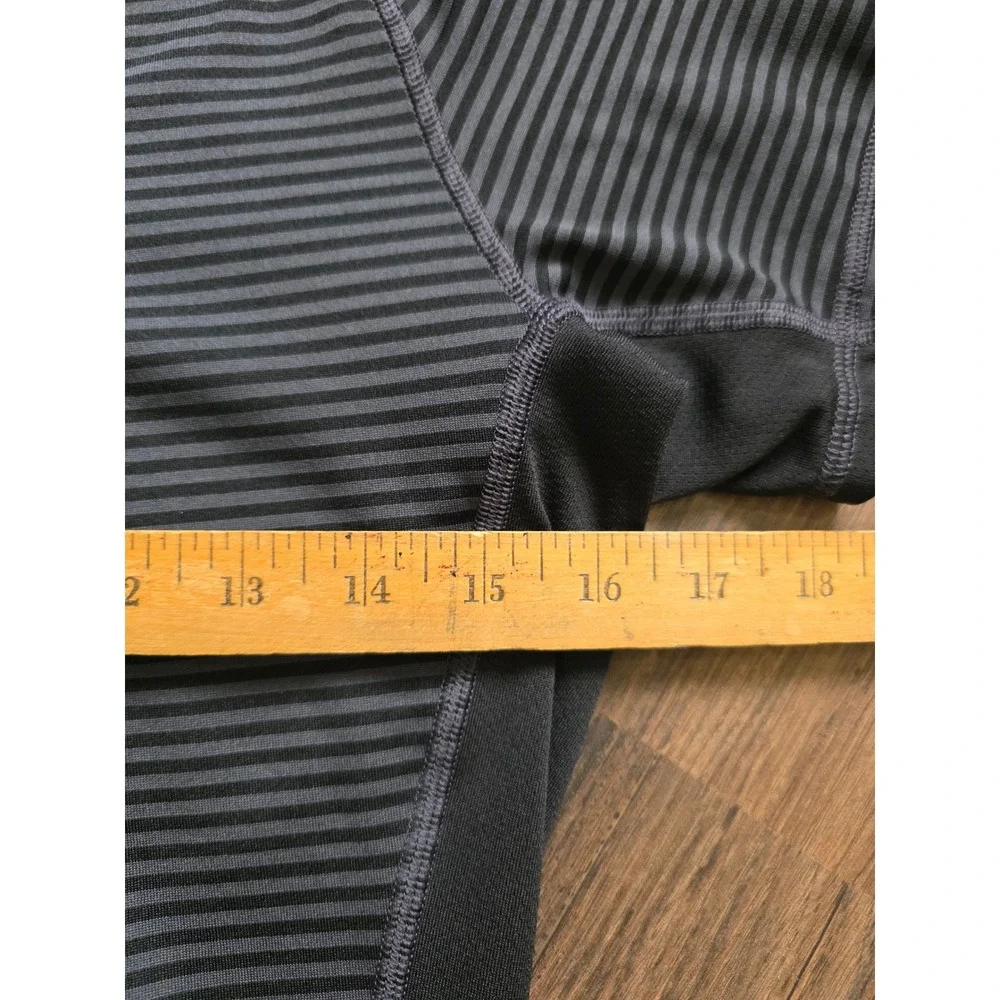 The North Face Womens VaporWick Striped Active Tee Grey Black Sz M Gorpcore gym - Picture 9 of 9